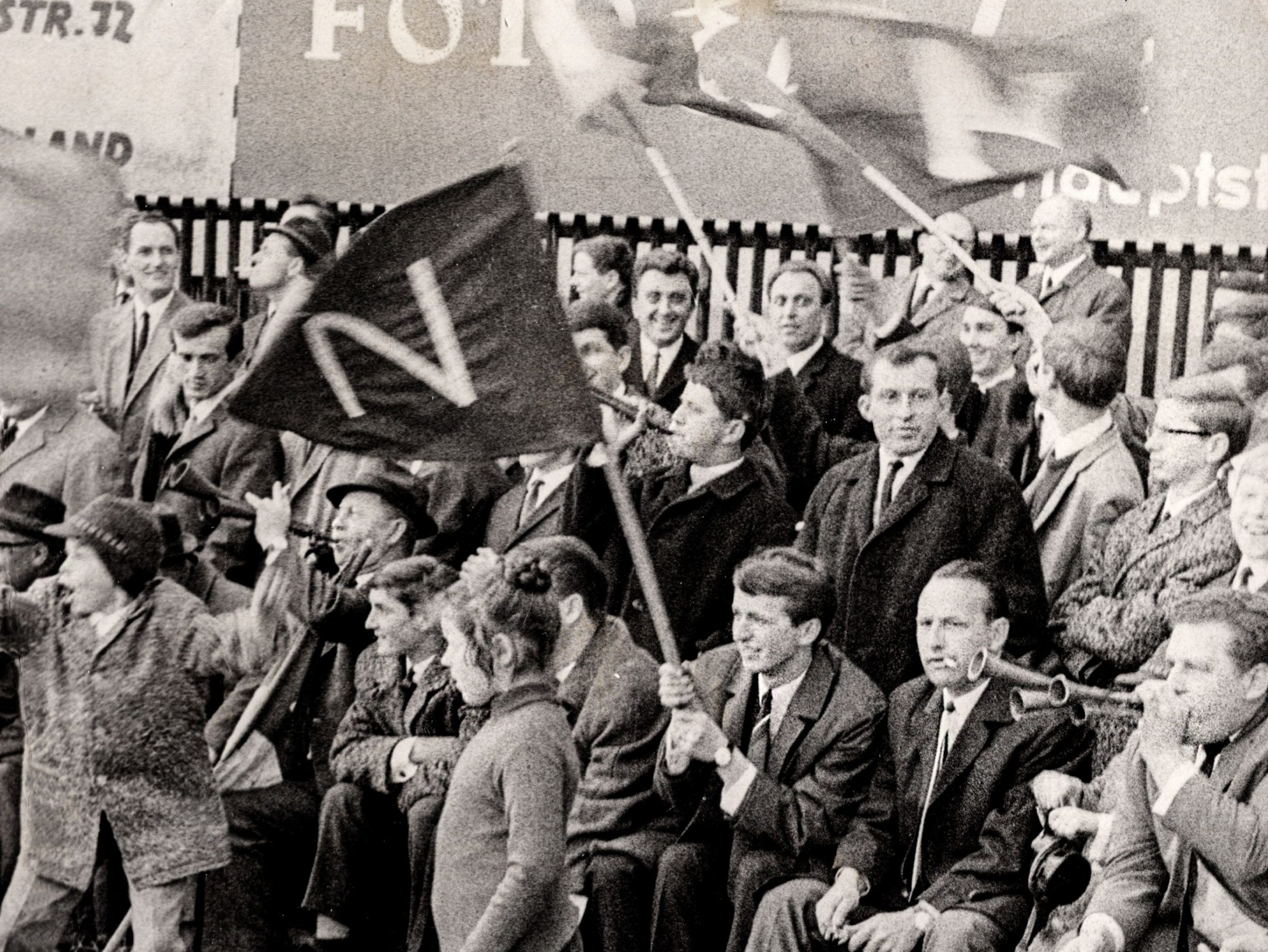 Mit Choreo, Klangkörpern und Krawatte: Normannia-Fans beim Spitzenspiel im April 1966 am Heidenheimer VfL-Platz. Selbst Dreiklangfanfaren mit kompletten Autobatterien hatten die Gmünder Ultras im Gepäck.     