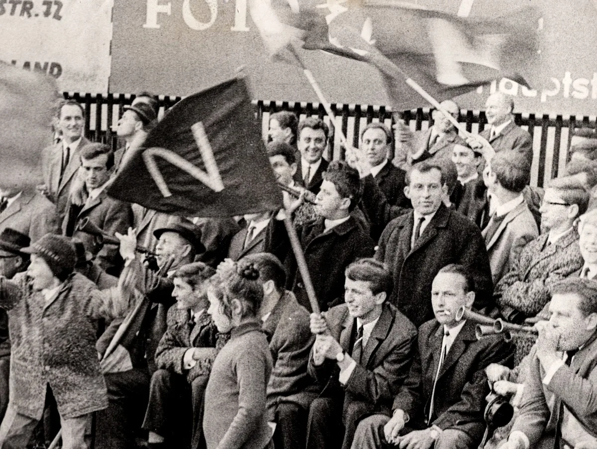 Ultras66 online Mit Choreo, Klangkörpern und Krawatte: Normannia-Fans beim Spitzenspiel im April 1966 am Heidenheimer VfL-Platz. Selbst Dreiklangfanfaren mit kompletten Autobatterien hatten die Gmünder Ultras im Gepäck.