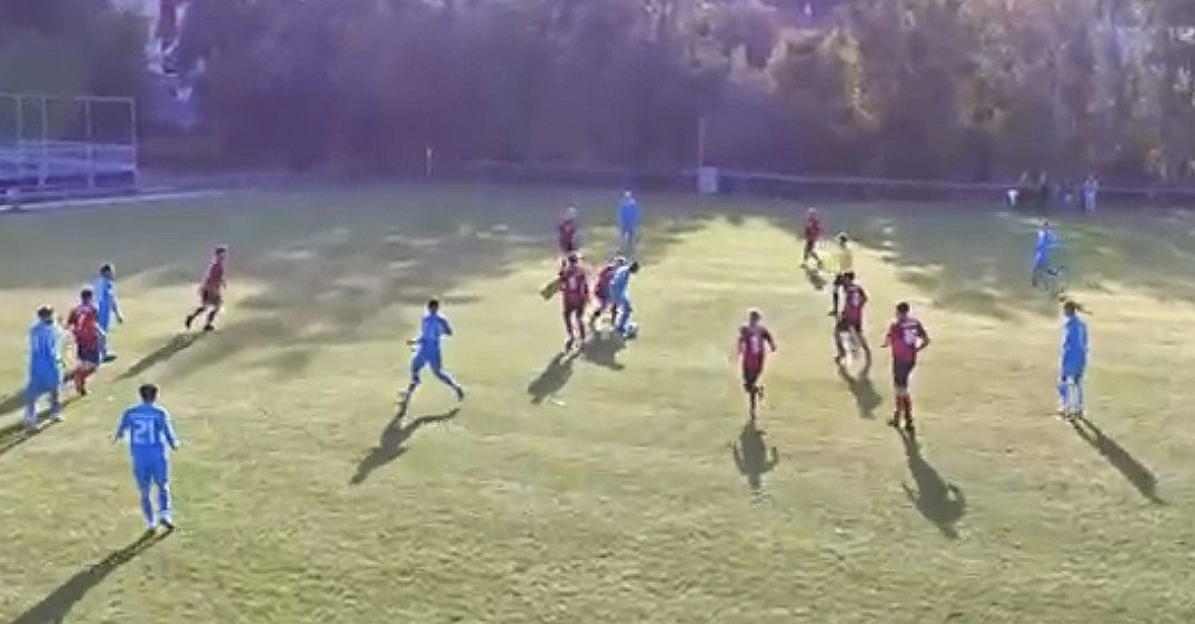 Ein wildes 6:6 sahen die Zuschauer zwischen den Fußballern der Spielgemeinschaft Königsbronn/Oberkochen (blaue Trikots) und dem FV Sontheim II.