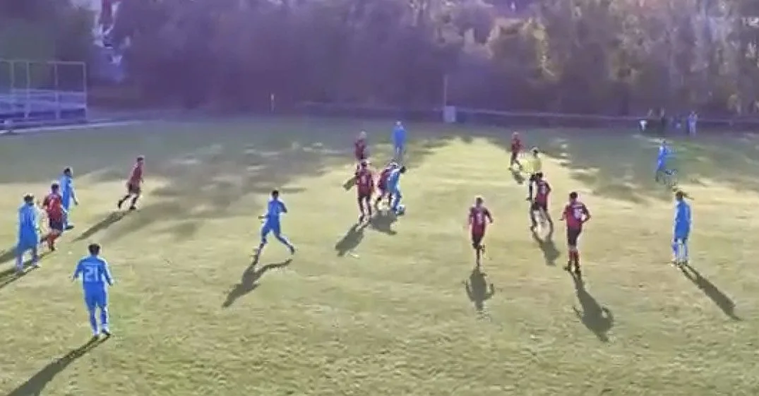 Screenshot Ein wildes 6:6 sahen die Zuschauer zwischen den Fußballern der Spielgemeinschaft Königsbronn/Oberkochen (blaue Trikots) und dem FV Sontheim II.