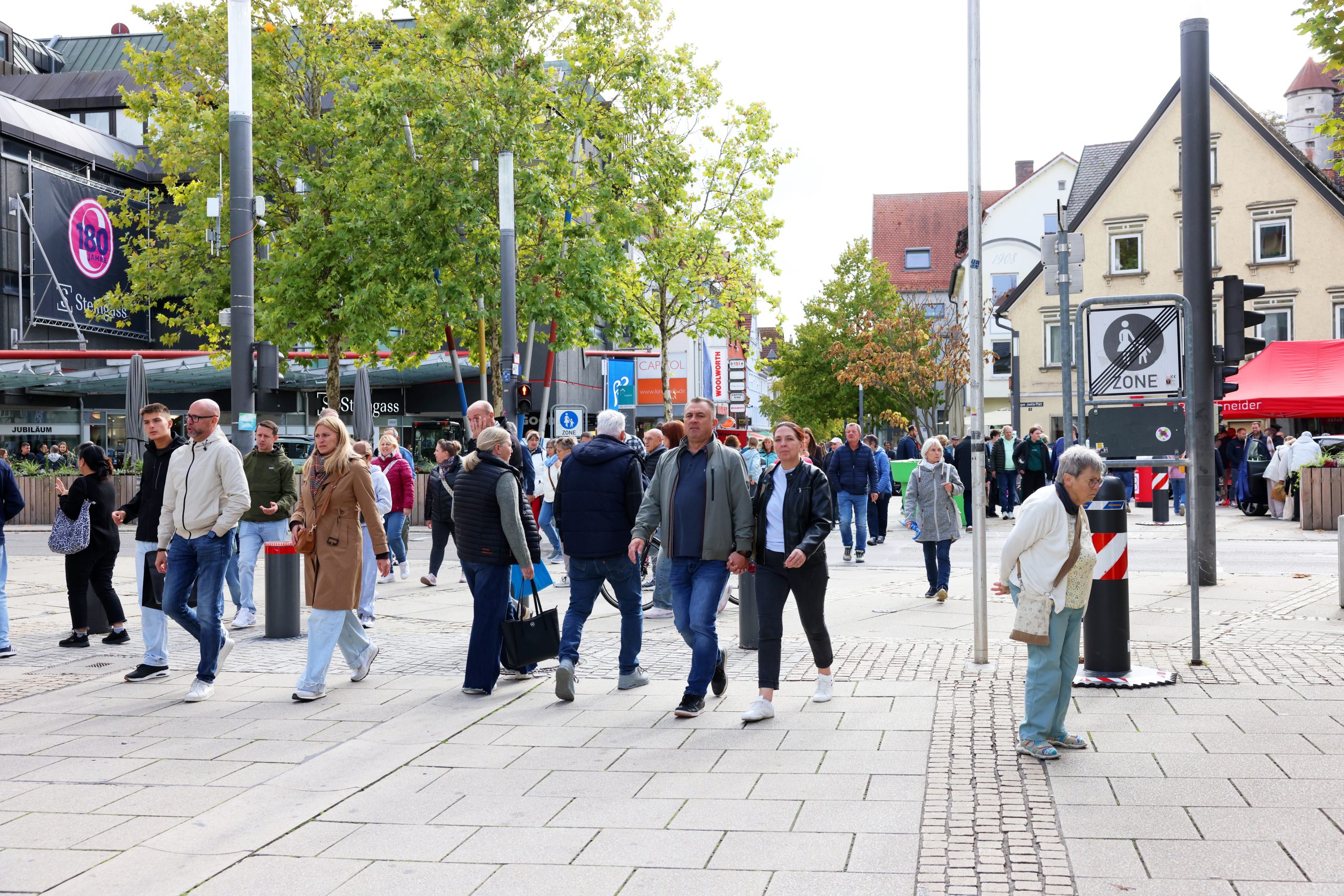 Verkaufsoffener Sonntag mit Autoschau Foto: Natascha Schröm
