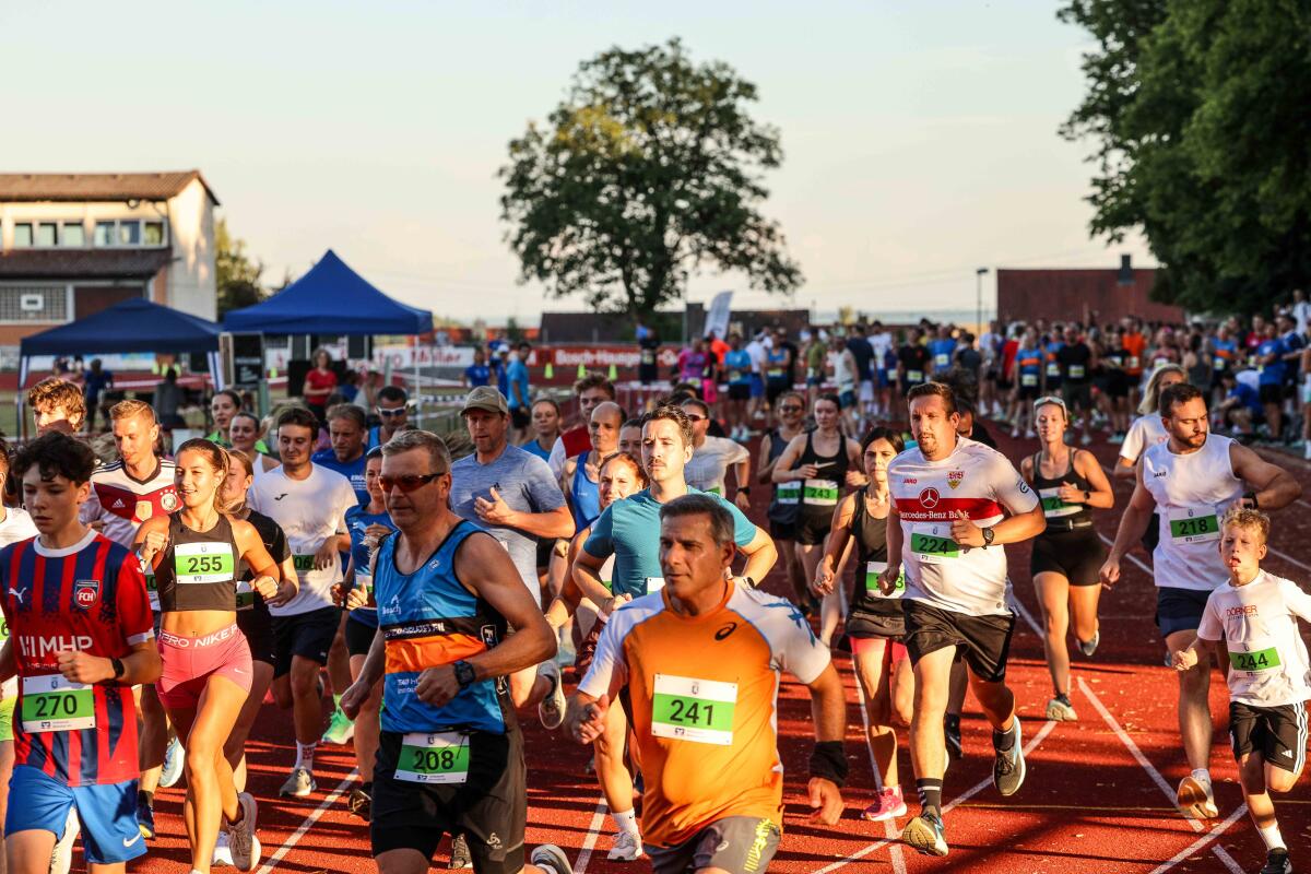 Auf die Plätze, fertig, los: Im Wechsel gingen die Laufduos beim 10. Giengener Teamlauf in den Abend auf die Strecke im und um das Schießbergstadion.