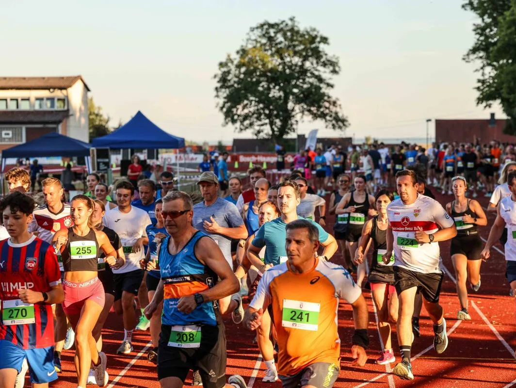 2026, Giengen, Laufen, Schießberg-Stadion, Stadion, Teamlauf Auf die Plätze, fertig, los: Im Wechsel gingen die Laufduos beim 10. Giengener Teamlauf in den Abend auf die Strecke im und um das Schießbergstadion.
