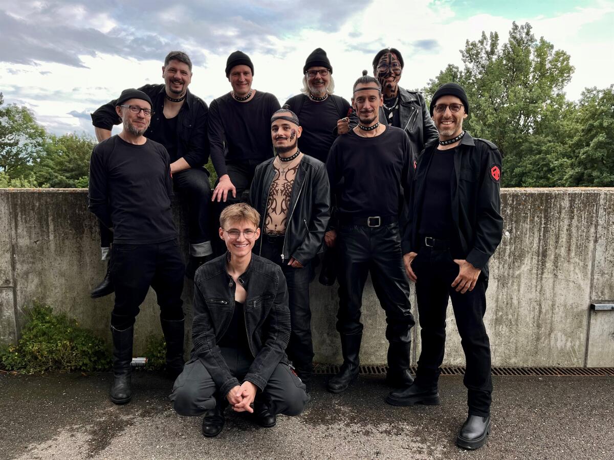 Bei der „Otello“-Produktion der Opernfestspiele Heidenheim wirken so einige Statisten mit. Hintere Reihe: Marcos Dreher, Volker Strobel, Ludwig Dörrer und Luca Tran. Mittlere Reihe: Thorsten Poska, Gert Munzinger, Andreas Kopp und Alfonso Leon. Vorne: Linus Stöckle.