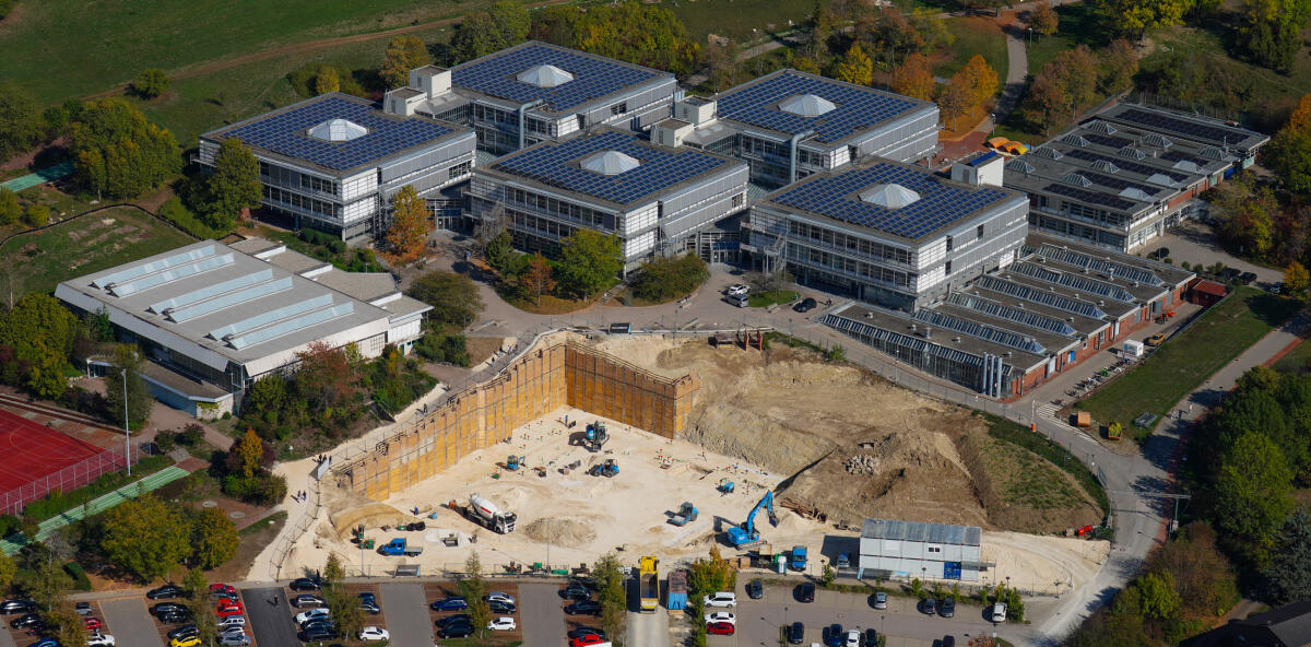 Ein gewaltige Baugrube: Die bisherigen Treppenaufgänge zum Berufsschulzentrum sind verschwunden, hier entsteht ein in den Hang eingepasster Neubau für die beruflichen Schulen.