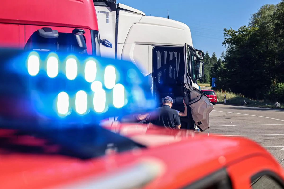 Am Samstag öffnete die Feuerwehr die Fahrerkabine eines Lkw auf dem A7-Rastplatz „Heidenheimer Kohlplatten“. 