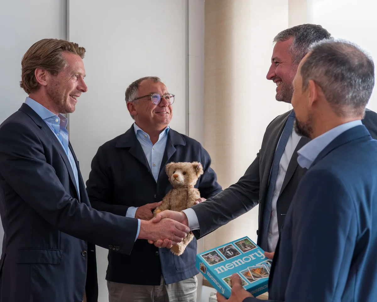 Kleines Gipfeltreffen der Spielwarenindustrie: (v.l.) Clemens Maier (Vorstandsvorsitzender der Ravensburger AG), Steiff-CEO Frank Rheinboldt, Frederik Reimann (Geschäftsführer Steiff Beteiligungsgesellschaft)  und Ravensburger-Geschäftsführer Thomas Bleyer freuen sich auf gute Zusammenarbeit.
