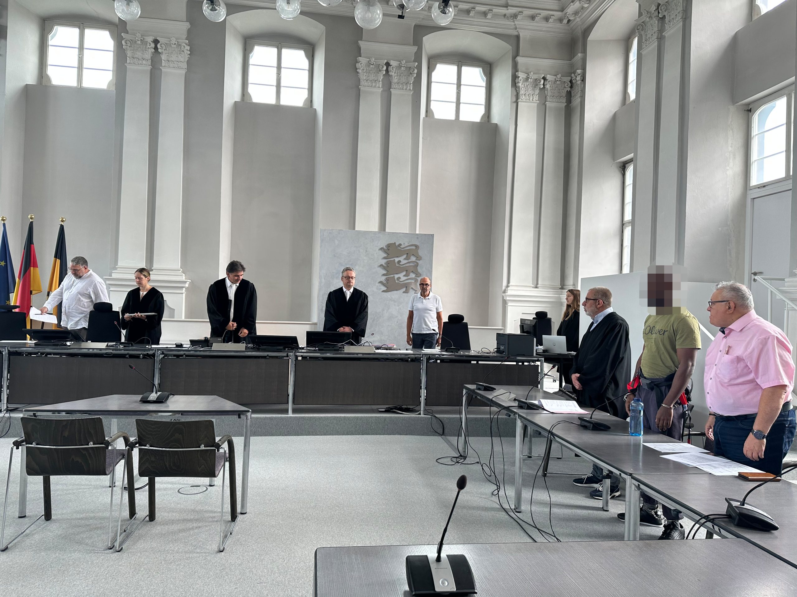 Die 1. Große Strafkammer des Landgerichts Ellwangen unter Vorsitz von Richter Bernhard Fritsch (3. von li.) hat den 21-jährigen Beschuldigten (2. von re.) in der Psychiatrie untergebracht.