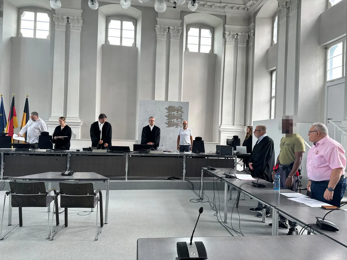 Landgericht_gepixelt Die 1. Große Strafkammer des Landgerichts Ellwangen unter Vorsitz von Richter Bernhard Fritsch (3. von li.) hat den 21-jährigen Beschuldigten (2. von re.) in der Psychiatrie untergebracht.