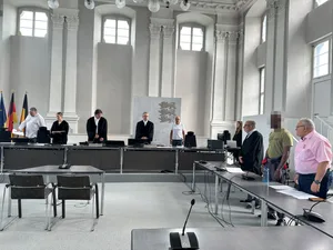 Landgericht_gepixelt Die 1. Große Strafkammer des Landgerichts Ellwangen unter Vorsitz von Richter Bernhard Fritsch (3. von li.) hat den 21-jährigen Beschuldigten (2. von re.) in der Psychiatrie untergebracht.