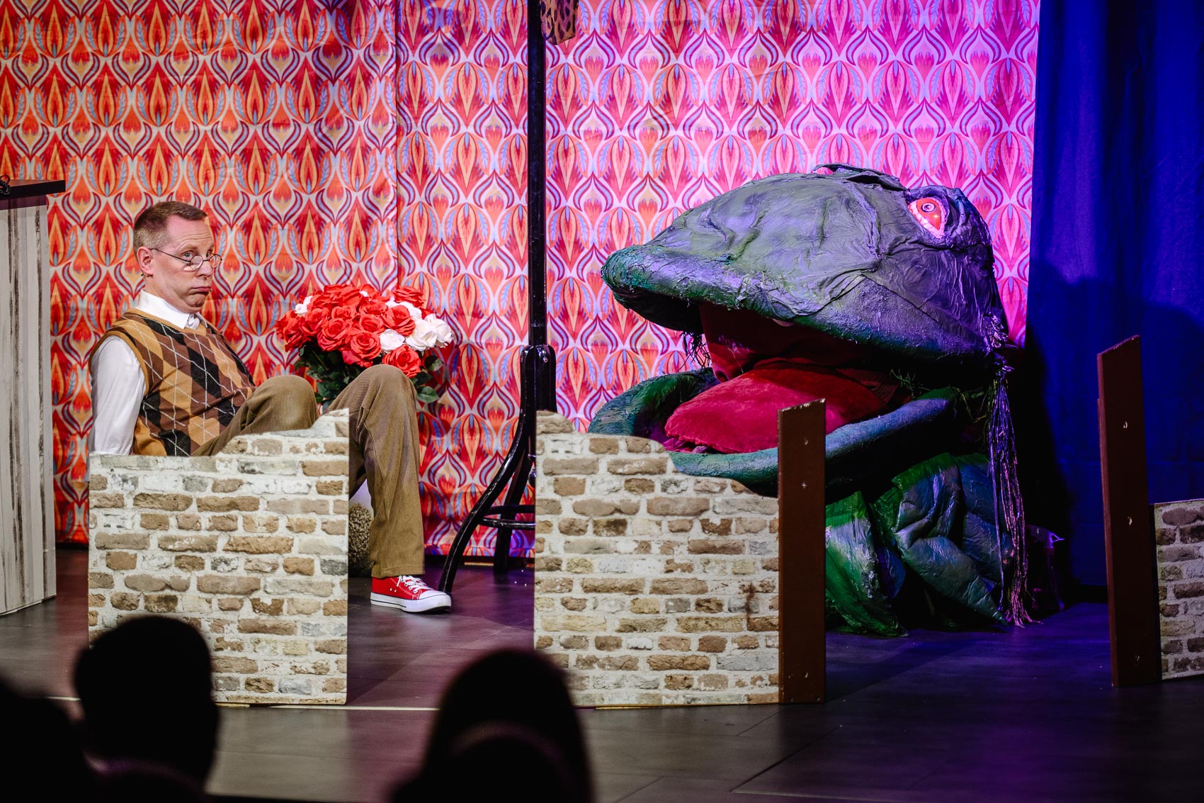 Eine blutrünstige Beziehung: Seymour (Christoph Kicherer) und „Audrey Zwo“ in der Inszenierung von „Der kleine Horrorladen“ im Sasse-Theater Schnaitheim.