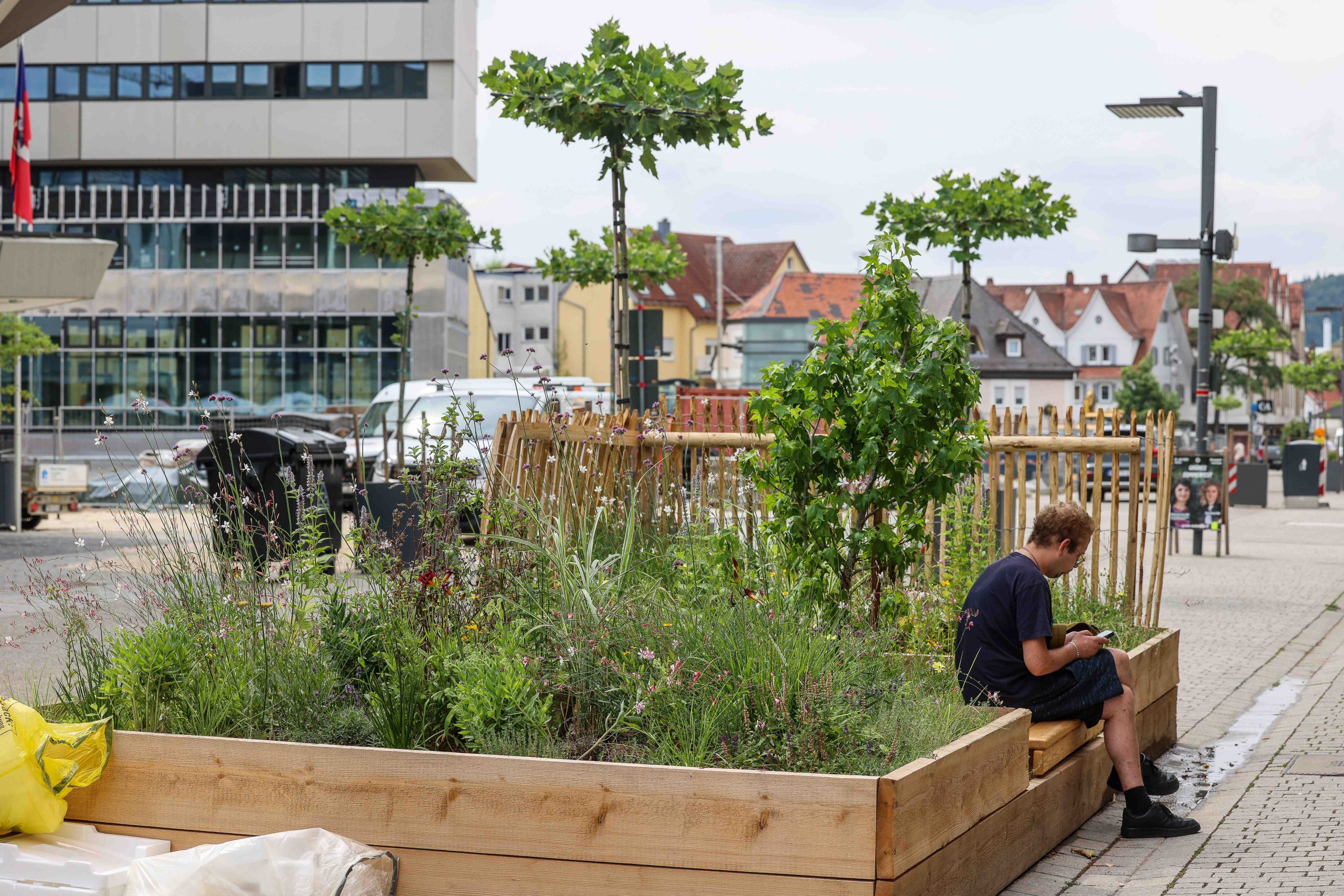 Fünf hölzerne Beete bringen punktuell etwas Grün in die Graben- und die Hauptstraße. 