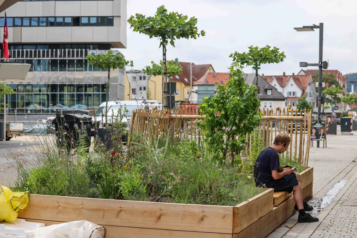 Fünf hölzerne Beete bringen punktuell etwas Grün in die Graben- und die Hauptstraße. 