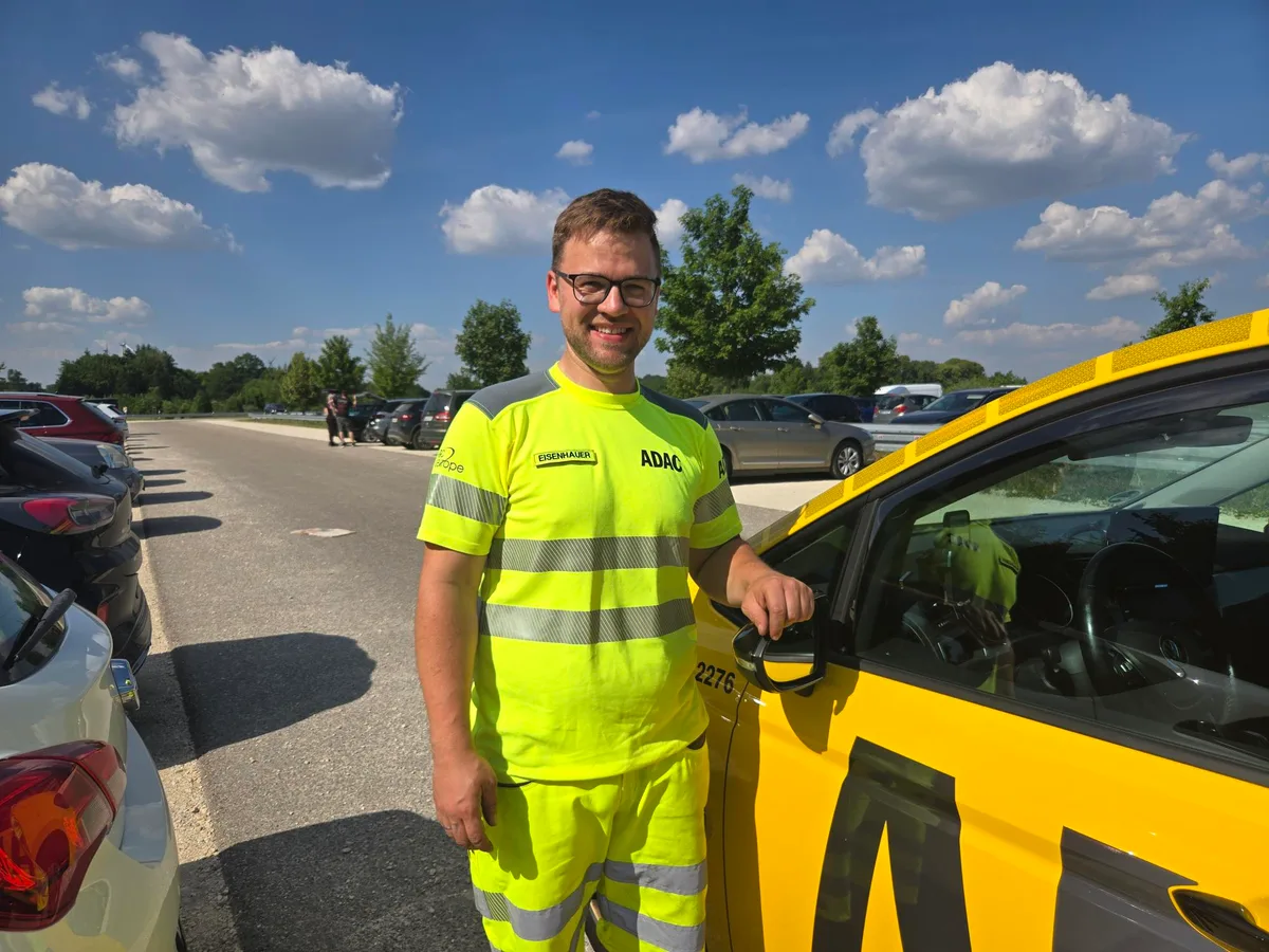 Lorenz Eisenhauer ist seit fast zwölf Jahren als Straßenwachtfahrer für den ADAC unterwegs. Für den 33-Jährigen ist jeder Einsatz anders.