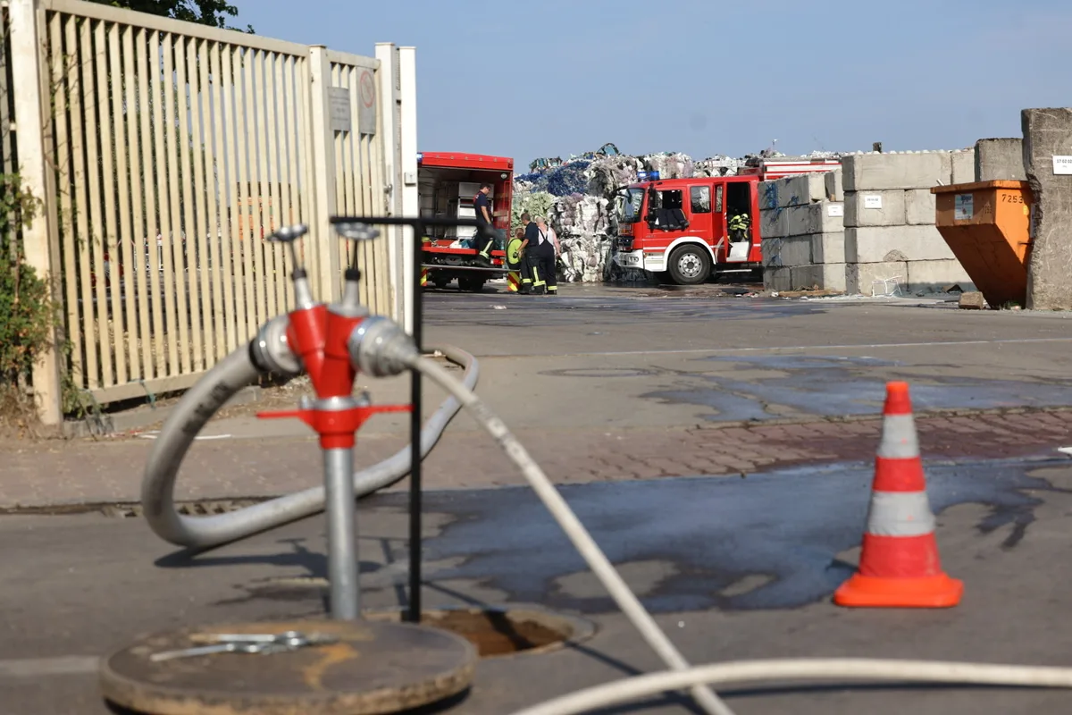 Feuerwehreinsatz nach Brand einer Ballenpresse in Sontheim/Brenz.