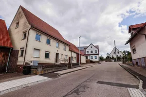 Niederstotzingen, Gebäude, Bergstraße 3, Bergstraße 5, Hohenzollernstraße 1, Abriss, Die Gebäude Bergstraße 3 und 5 in Niederstotzingen sollen abgerissen werden.