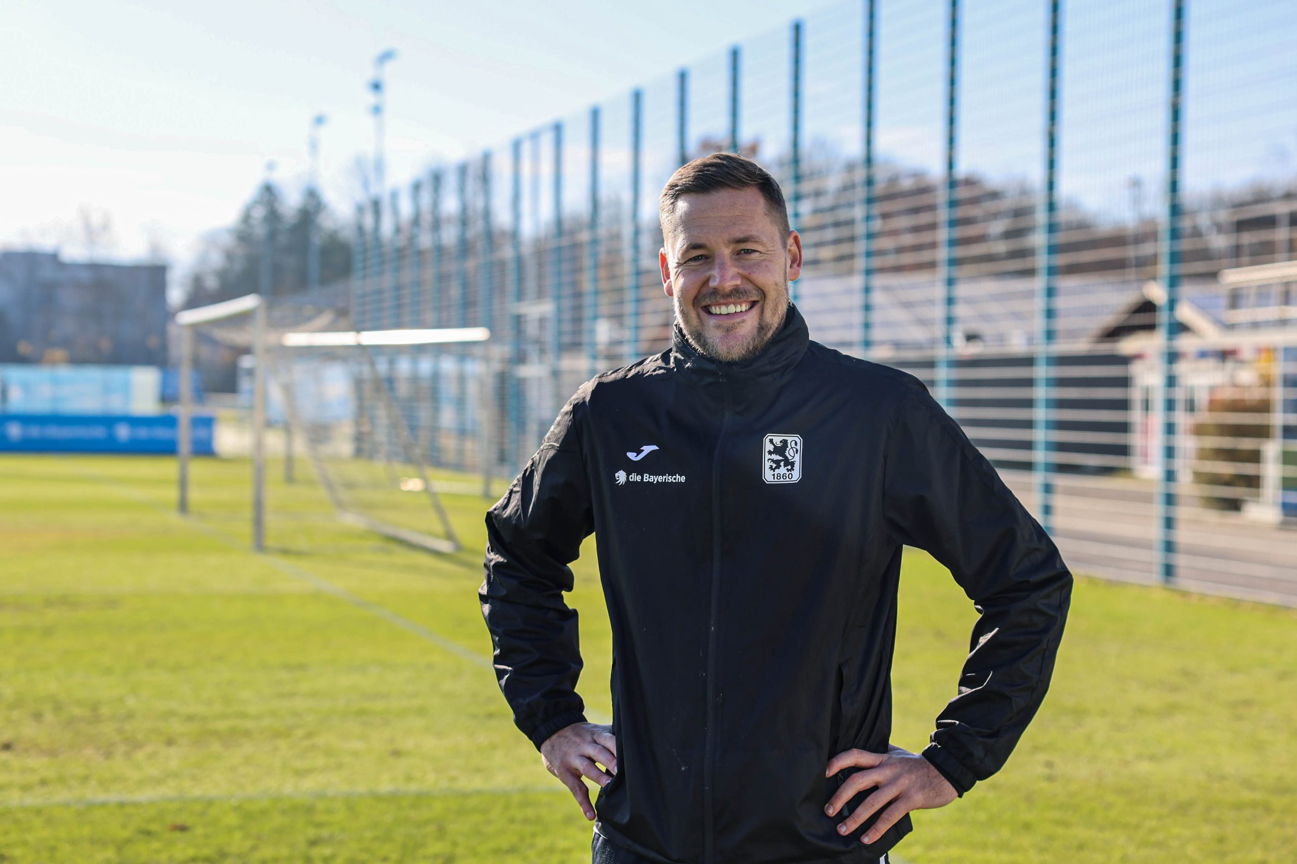 Natürlich mit einem Lächeln im Gesicht: Vitus Eicher, der mit dem 1. FC Heidenheim in die Bundesliga aufgestiegen war, im Oktober 2025 auf dem Trainingsgelände von 1860 München.