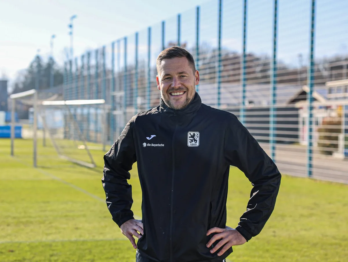Natürlich mit einem Lächeln im Gesicht: Vitus Eicher, der mit dem 1. FC Heidenheim in die Bundesliga aufgestiegen war, im Oktober 2025 auf dem Trainingsgelände von 1860 München.