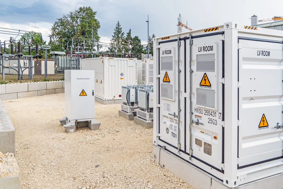 Die Stadtwerke haben ein neues Batterie-Energiespeichersystem auf ihrem Werksgelände.