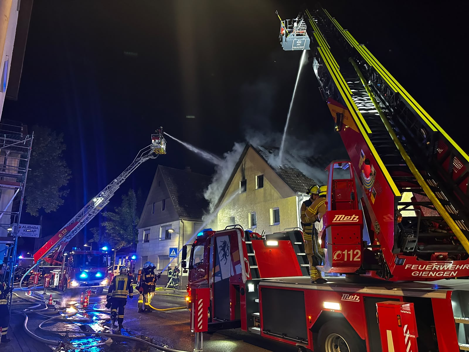 Feuerwehreinsatz in Herbrechtingen: Am Montagabend brach in einem Haus an der Langen Straße ein Dachstuhlbrand aus. Das Feuer wurde von mehreren Seiten aus bekämpft.