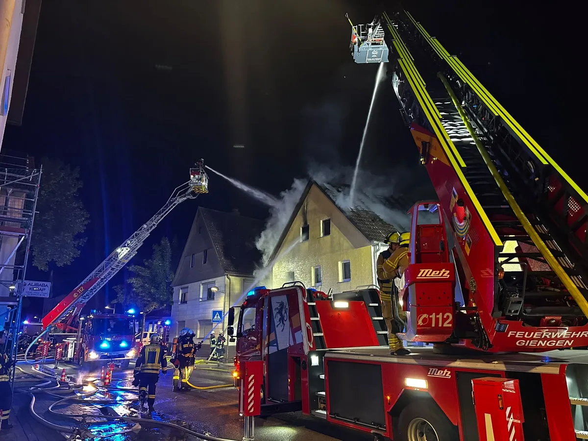 Lange Straße Herbrechtingen Feuerwehreinsatz in Herbrechtingen: Am Montagabend brach in einem Haus an der Langen Straße ein Dachstuhlbrand aus. Das Feuer wurde von mehreren Seiten aus bekämpft.