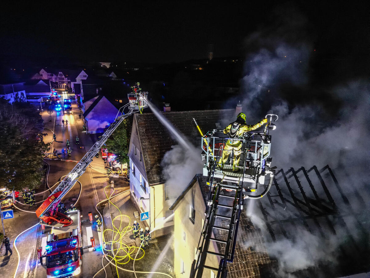 Von mehreren Seiten bekämpften die Feuerwehren am Montagabend den Dachstuhlbrand an der Langen Straße. 