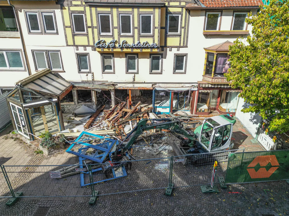 Beginn Abriss (Entkernen) von Café- Sonnleitner und Rager-Haus // bitte foto von der hinteren gasse In der Heidenheimer Hauptstraße hat der Abriss des Café Sonnleitner und des Rager-Hauses begonnen.