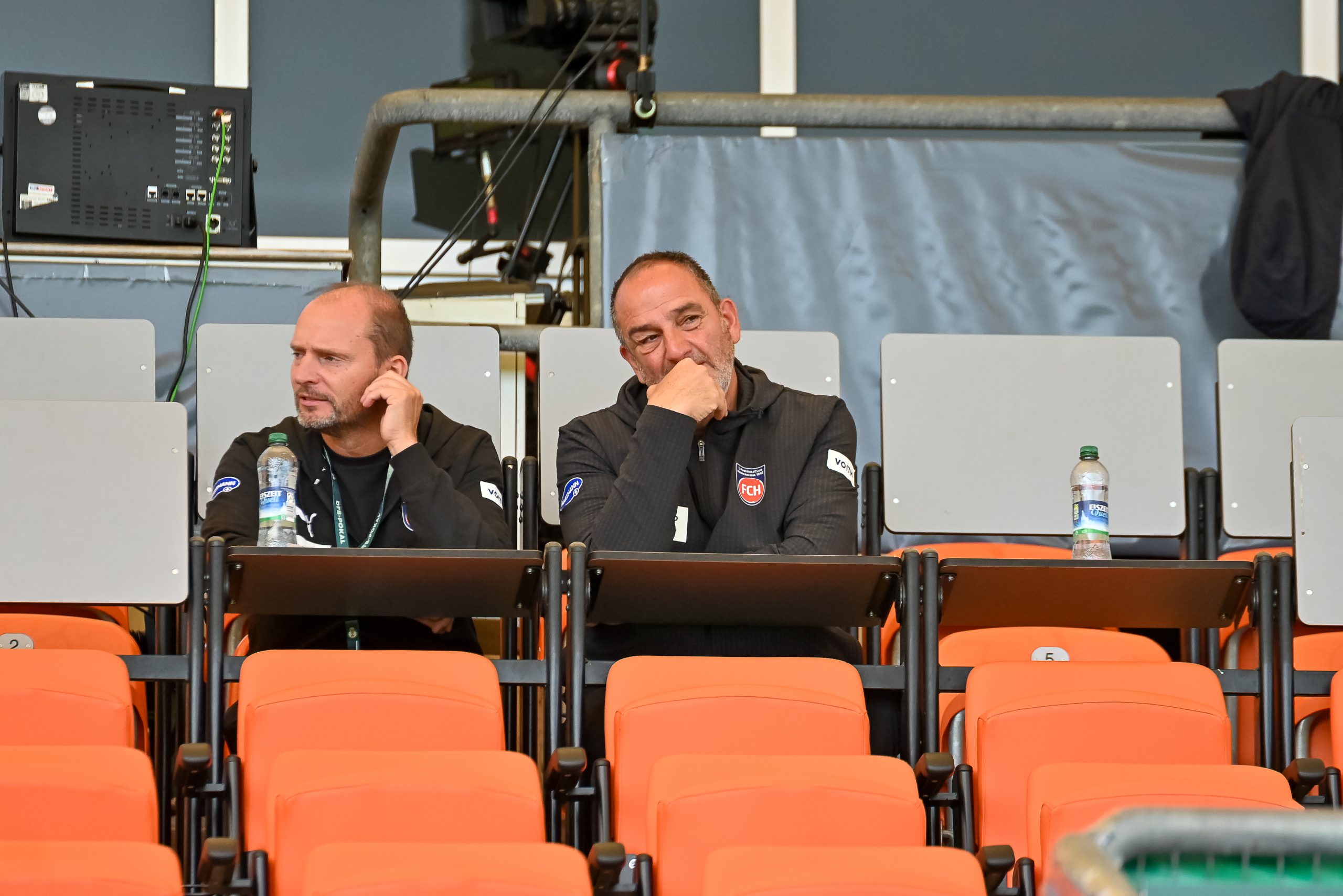 Ein ungewohnter Anblick: Frank Schmidt, Trainer des 1. FC Heidenheim (rechts), und Teammanager Alexander Raaf mussten in der 1. Runde des DFB-Pokals im Oldenburger Marschwegstadion auf der Pressetribüne Platz nehmen. Der FCH verlor gegen den SSV Jeddeloh II mit 2:5.