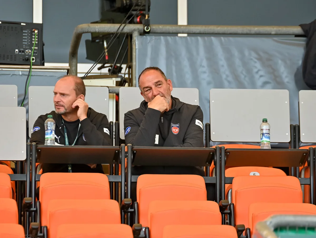 SSV Jeddeloh II vs. 1. FC Heidenheim, Fussball, DFB-Pokal, 1. Runde, Saison 2026/2027, 23.08.2026 Ein ungewohnter Anblick: Frank Schmidt, Trainer des 1. FC Heidenheim (rechts), und Teammanager Alexander Raaf mussten in der 1. Runde des DFB-Pokals im Oldenburger Marschwegstadion auf der Pressetribüne Platz nehmen. Der FCH verlor gegen den SSV Jeddeloh II mit 2:5.