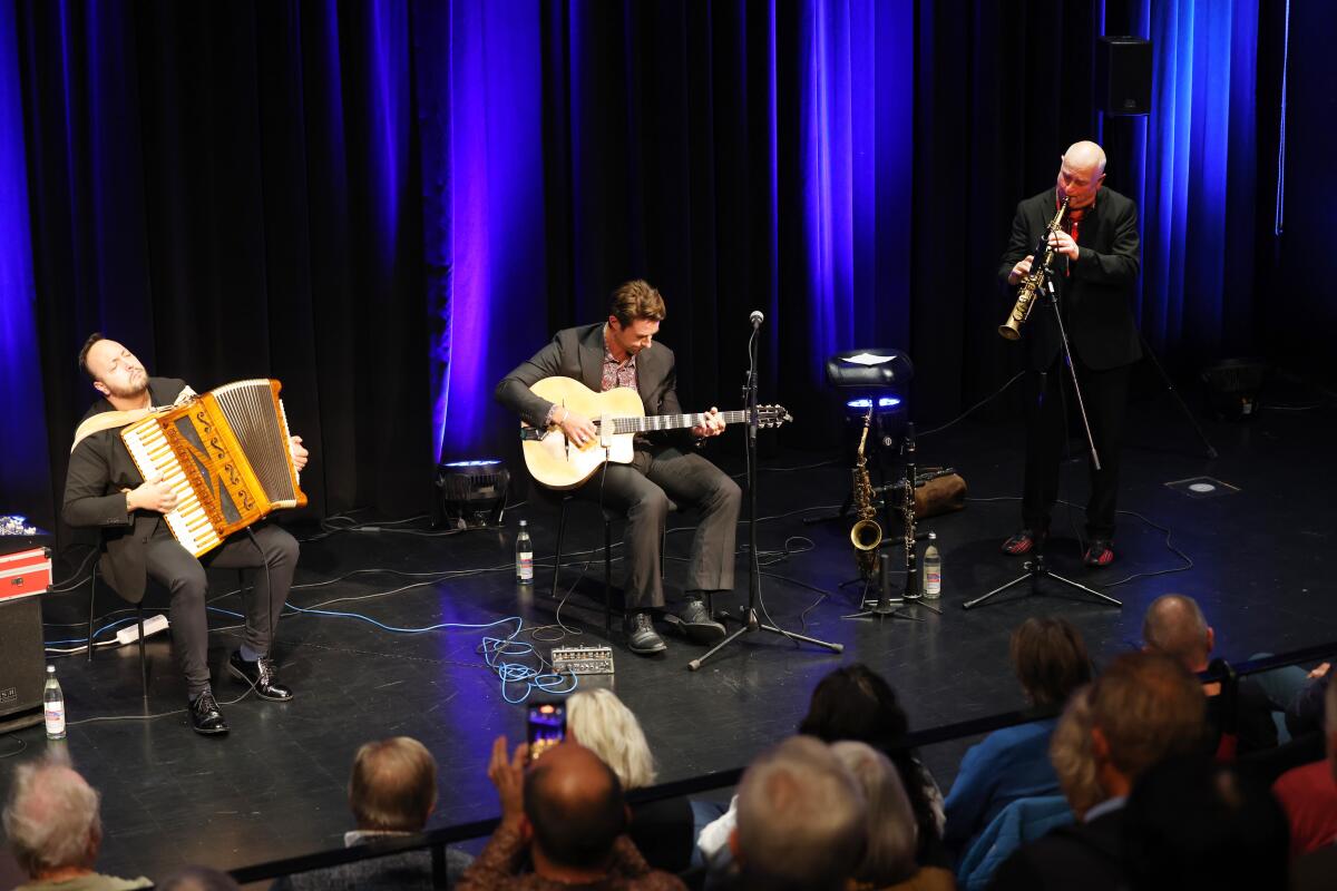 Das Trio „Italian Touch“, hier in der Stadtbibliothek Heidenheim, gründete sich nach einem Wohnzimmer‑Jam.