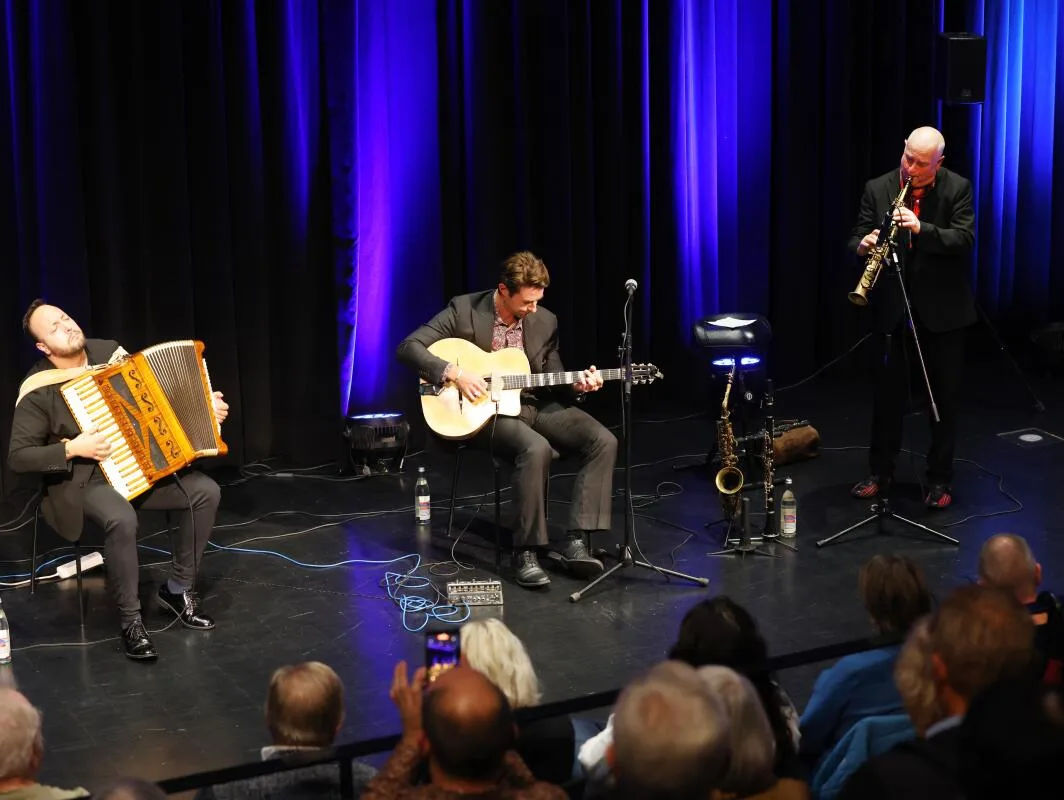 Das Trio „Italian Touch“, hier in der Stadtbibliothek Heidenheim, gründete sich nach einem Wohnzimmer‑Jam. Das Trio „Italian Touch“, hier in der Stadtbibliothek Heidenheim, gründete sich nach einem Wohnzimmer‑Jam.