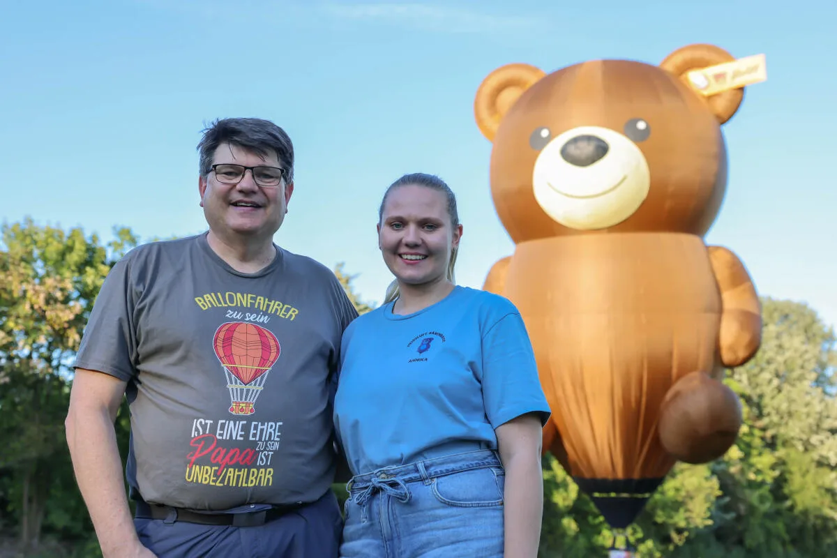 Das jüngste Mitglied der Heißluft-Bärenbande ist ein Steiff-Bär: Thomas und Annika Laux mit Molly.