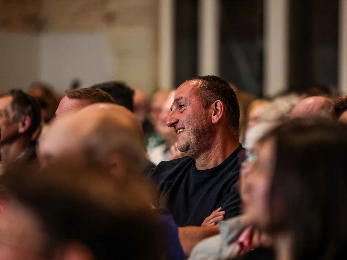 Kulturschiene, Arnd Zeigler, Immer Glück ist Können, Lokschuppen, Gut gelaunt: Frank Schmidt, Trainer des 1. FC Heidenheim, im Heidenheimer Lokschuppen bei der Bühnenshow von Arnd Zeigler.