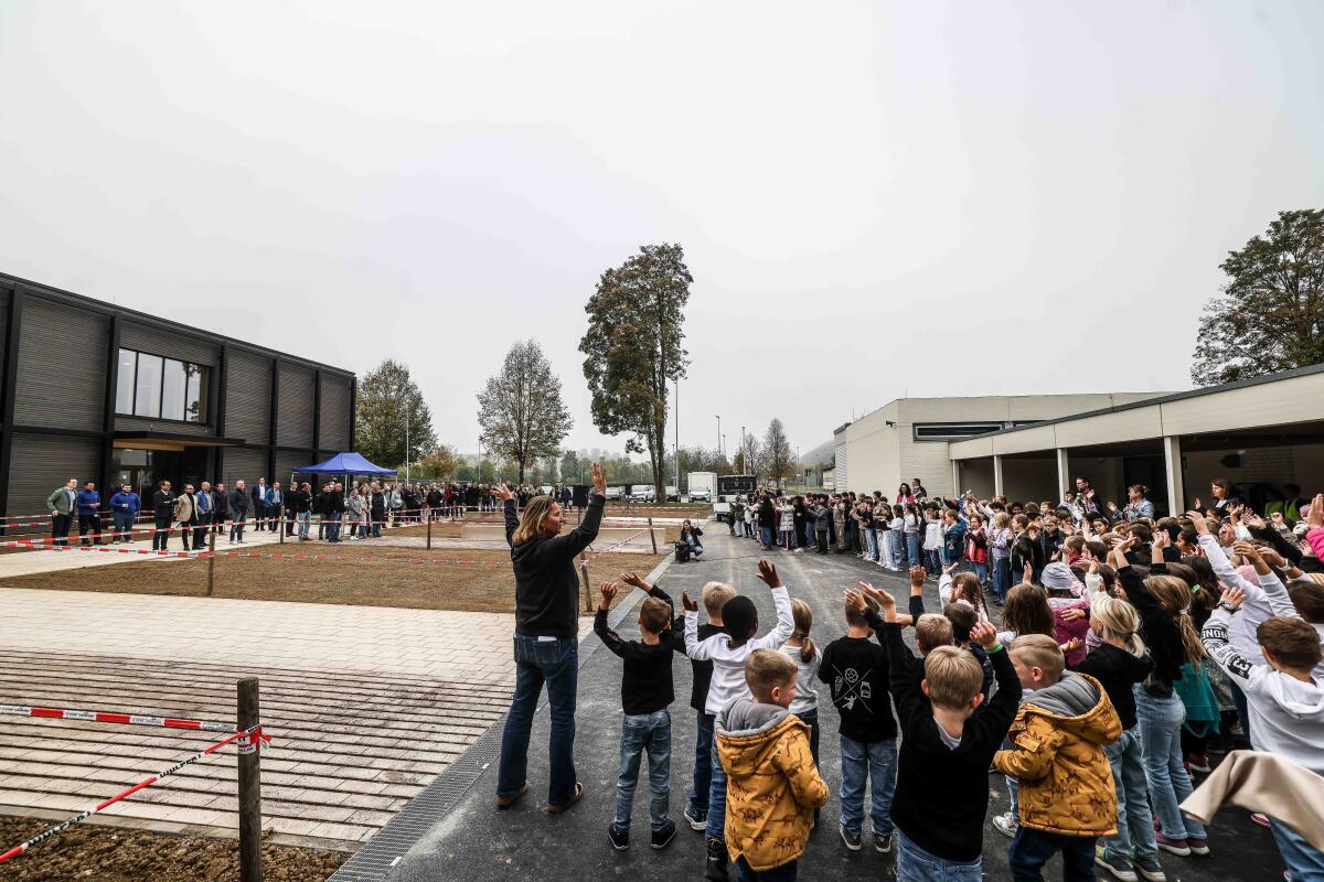 Stimmungsvoll begrüßen die Schüler der neuen Grund- und Gemeinschaftsschule die Gäste aus der Politik 