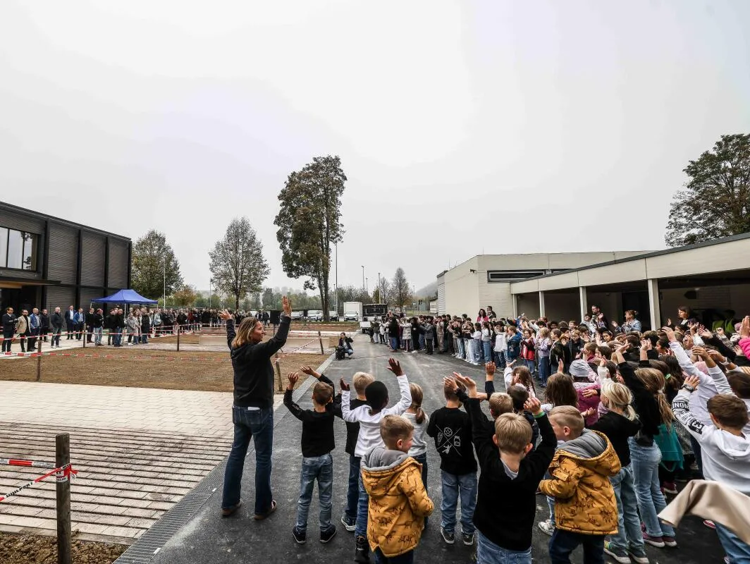 Herbrechtingen, Einweihung, Grundschule, Stimmungsvoll begrüßen die Schüler der neuen Grund- und Gemeinschaftsschule die Gäste aus der Politik