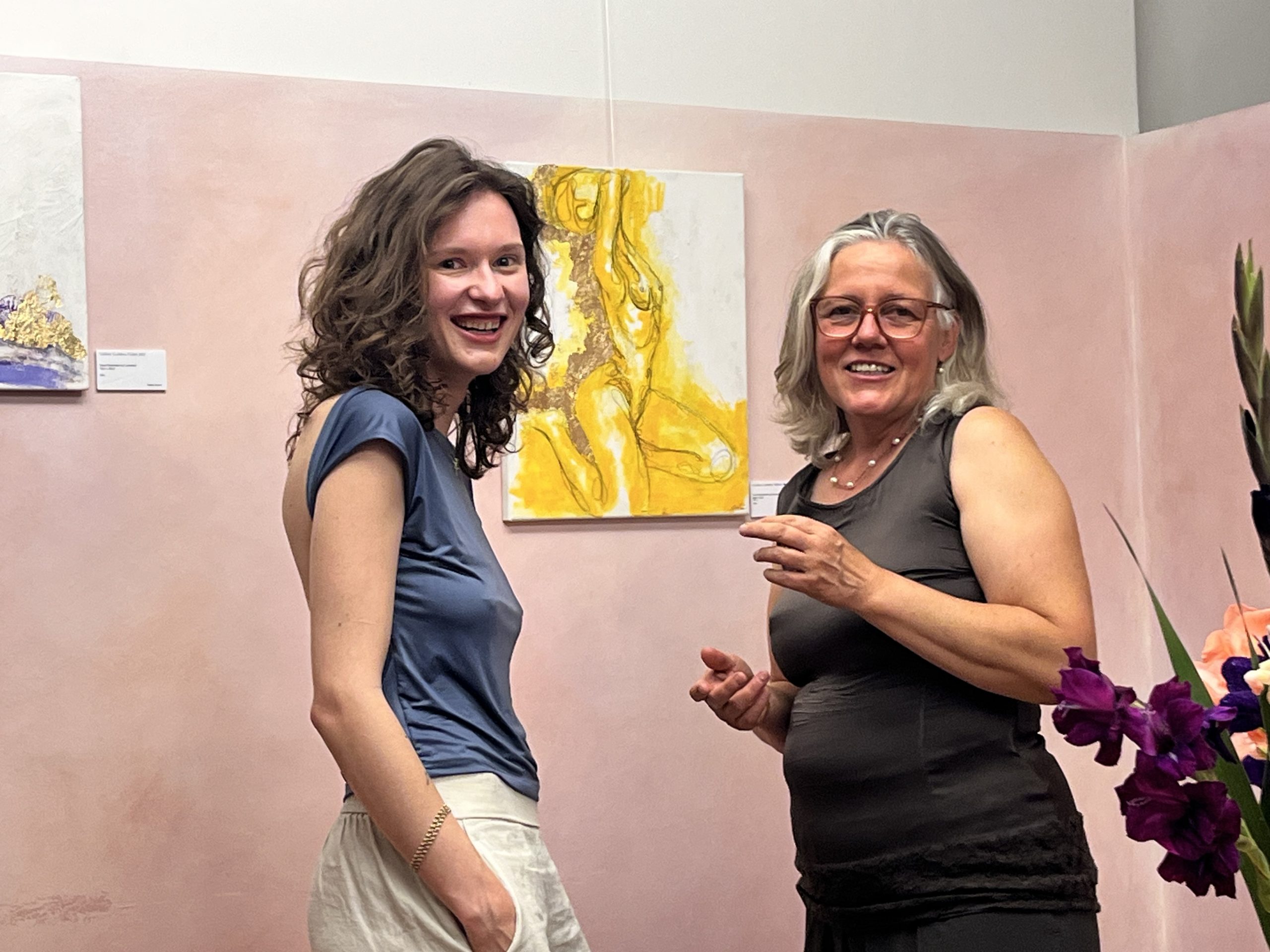 Reika Novak (links) zeigt ihre Arbeiten unter dem Titel „Von Haut und Seele“ derzeit im Integrativen Haus der Gesundheit in Heidenheim.