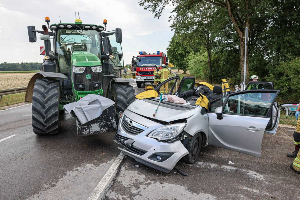 Kollision mit Traktor: Zwei Personen wurden am Mittwoch auf der L1164 schwer verletzt. Kollision mit Traktor: Zwei Personen wurden am Mittwoch auf der L1164 schwer verletzt.