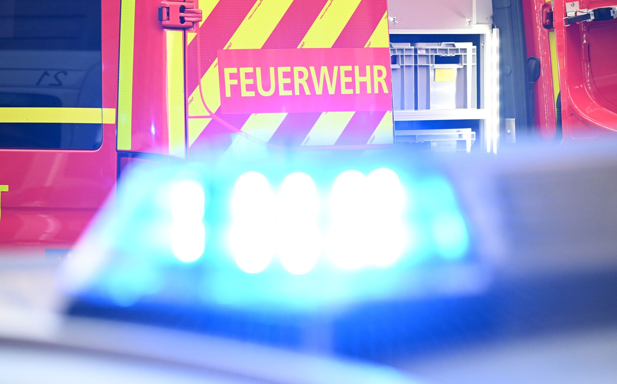 Anhänger voller Weinflaschen brennt - B38a gesperrt - Heidenheimer Zeitung