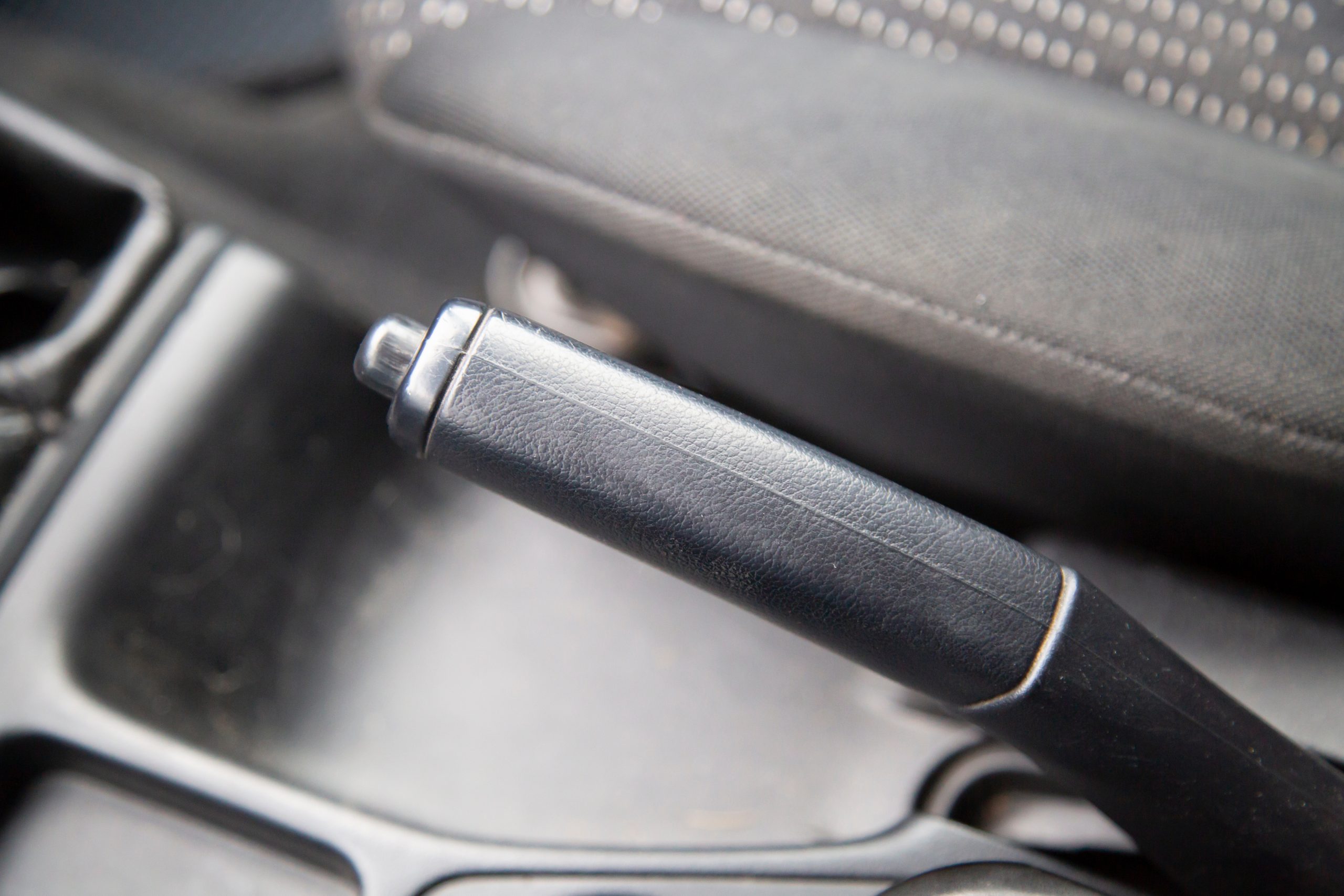 Handbremse im Auto, Symbolfoto. 