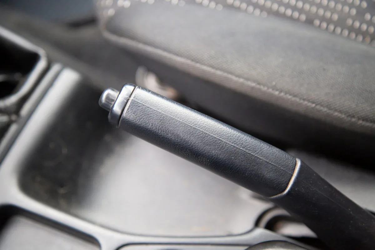 Handbremse im Auto, Symbolfoto. 