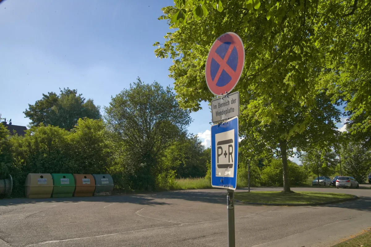 Bislang gibt es keine Behindertenparkplätze im Bereich des Sontheimer Bahnhofs. Die Verwaltung will diesen Mangel nun schnellstmöglich beheben.