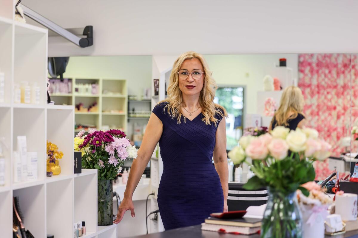 Artemis Giankou in ihrem Königsbronner Salon. Mit ihm hat sie sich einen Traum erfüllt.