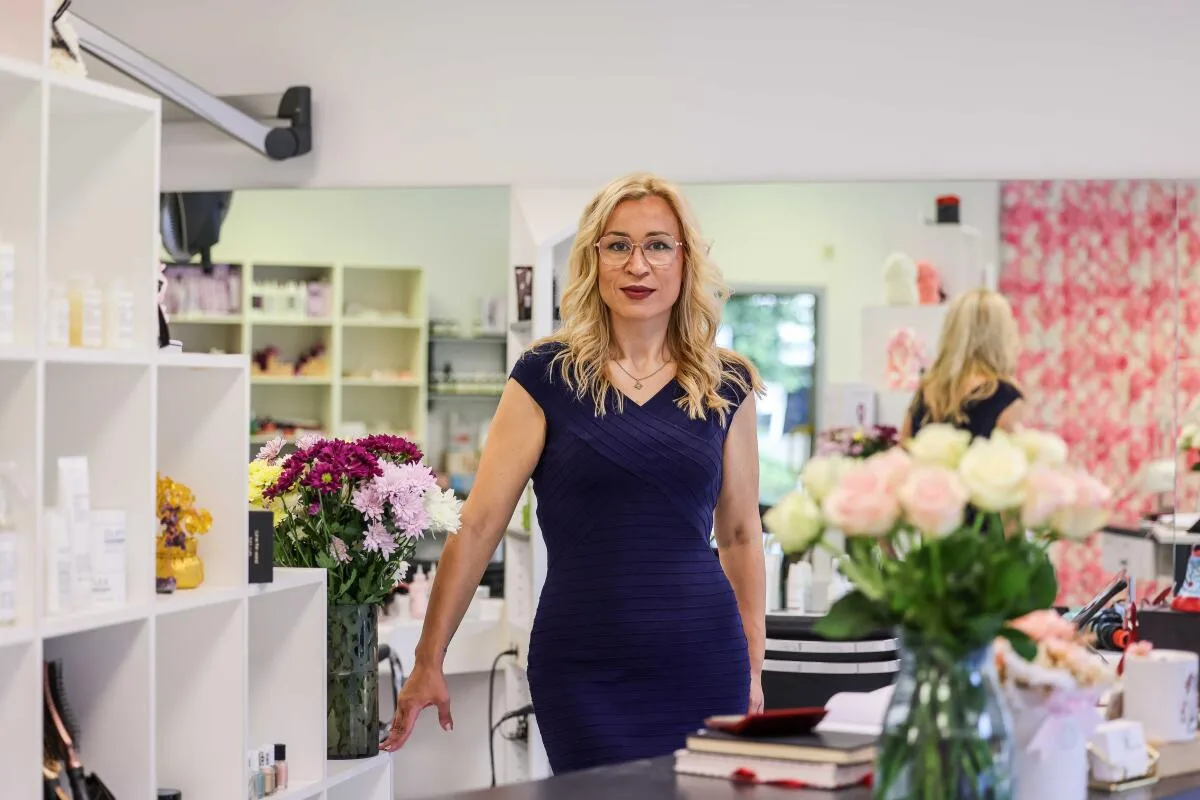 Friseurin, Artemis, Königsbronn, Journalistin, Griechenland, Artemis Giankou in ihrem Königsbronner Salon. Mit ihm hat sie sich einen Traum erfüllt.