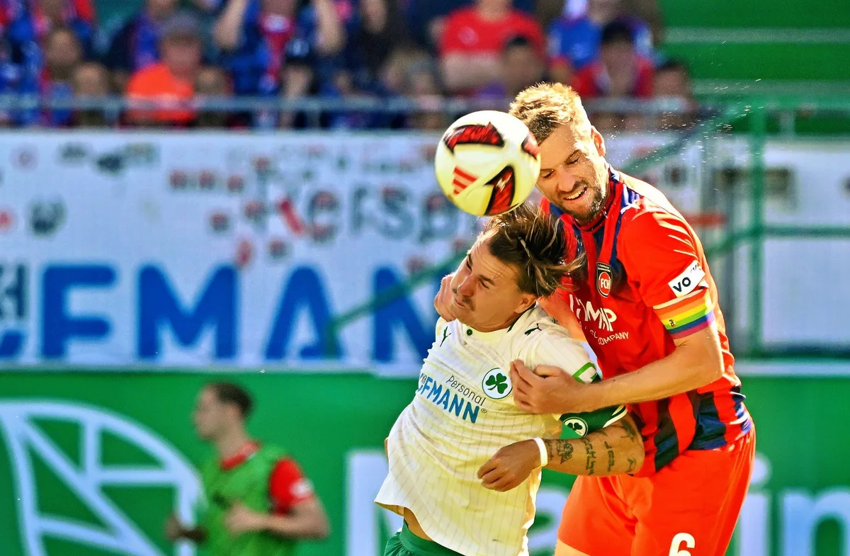 SpVgg Greuther Fürth – FC Heidenheim Bezeichnende Situation: Kapitän Patrick Mainka (rechts) und der FCH zeigten bei der SpVgg Greuther Fürth den größeren Kämpfergeist und siegten nach einer starken Defensivleistung.