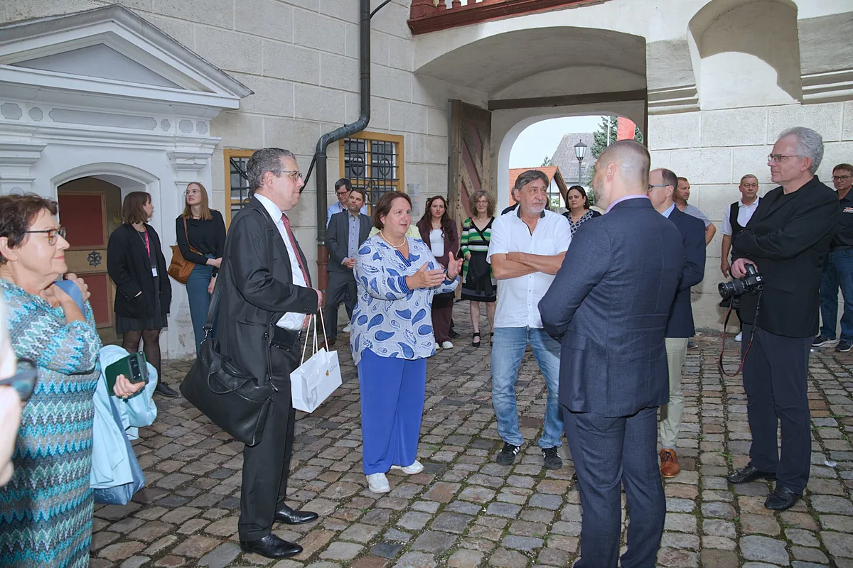 Denkmalreise Schopper 4 Foto René Rosin Ministerieller Besuch im barocken Ambiente: Baden-Württembergs Ministerin für Landesentwicklung und Wohnen, Theresa Schopper (Bildmitte), am Dienstag dieser Woche im Hof des Schlosses Brenz.