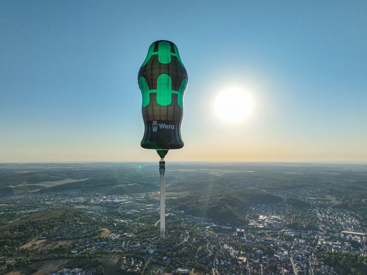 Da fährt er: Der Heißluftballon in Form eines Schraubendrehers über Heidenheim. 