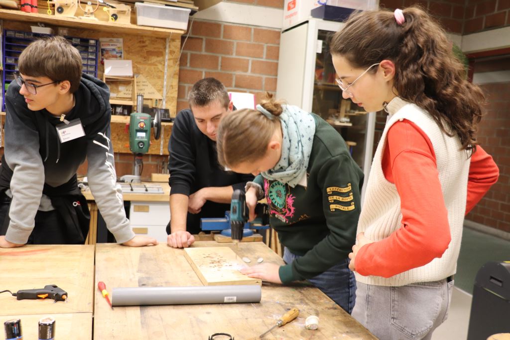 Beim Makeathon Ostwürttemberg 2025 arbeiteten die Teilnehmenden im Team an innovativen Projekten zum Motto „Leben in der Zukunft“. In diesem Jahr wird eine Kettenreaktionsmaschine gebaut.