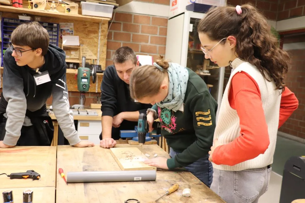 Beim Makeathon Ostwürttemberg 2025 arbeiteten die Teilnehmenden im Team an innovativen Projekten zum Motto „Leben in der Zukunft“. In diesem Jahr wird eine Kettenreaktionsmaschine gebaut.