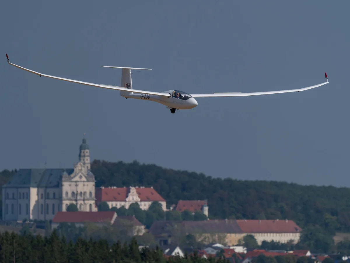 75_01362 Spektakulär: Segelflieger aus aller Welt zeigten bei der Junioren-Weltmeisterschaft in Elchingen ihr Können.