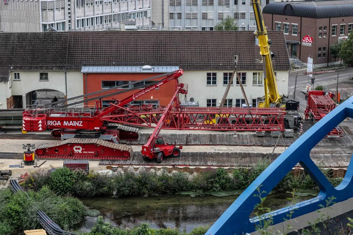 Der Riesenkran an der Brückenbaustelle an der Brenz wird abgebaut.